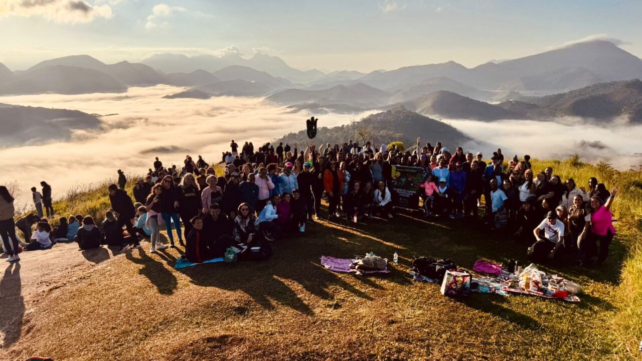 Teresópolis: Trilha com Elas reúne mais de 300 pessoas ao nascer do sol na Pedra da Tartaruga