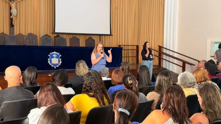 PETRÓPOLIS: seminário debate inclusão e conscientização sobre o autismo na rede municipal A Prefeitura de Petrópolis realizou nesta quinta-feira (09/04) o II Seminário “Autismo Além do Diagnóstico”, com foco no fortalecimento da educação inclusiva no município. O evento reuniu profissionais das áreas de saúde, educação e assistência social, além de familiares. A iniciativa marcou o mês de conscientização sobre o autismo e trouxe discussões voltadas para estratégias que vão além do diagnóstico clínico, valorizando as potencialidades e a individualidade de cada pessoa. Durante o seminário, especialistas abordaram temas como autismo nível 1 de suporte e a importância da comunicação no comportamento. A proposta é ampliar o olhar sobre o tema dentro do ambiente escolar. O prefeito Hingo Hammes destacou a importância da ação. “Queremos garantir uma cidade mais inclusiva, investindo no atendimento educacional e no apoio às famílias”, afirmou. A Secretaria de Educação reforçou que a rede municipal atende milhares de alunos na educação especial e segue investindo na capacitação de profissionais. “A inclusão passa pela formação contínua e pelo compromisso de oferecer um ambiente acolhedor para todos”, informou. O seminário faz parte das ações voltadas à promoção de uma educação mais acessível e inclusiva em Petrópolis.